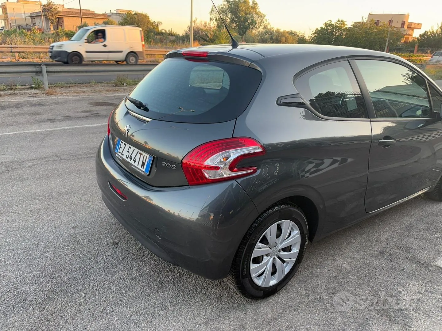 Peugeot 208 2015 photo 5