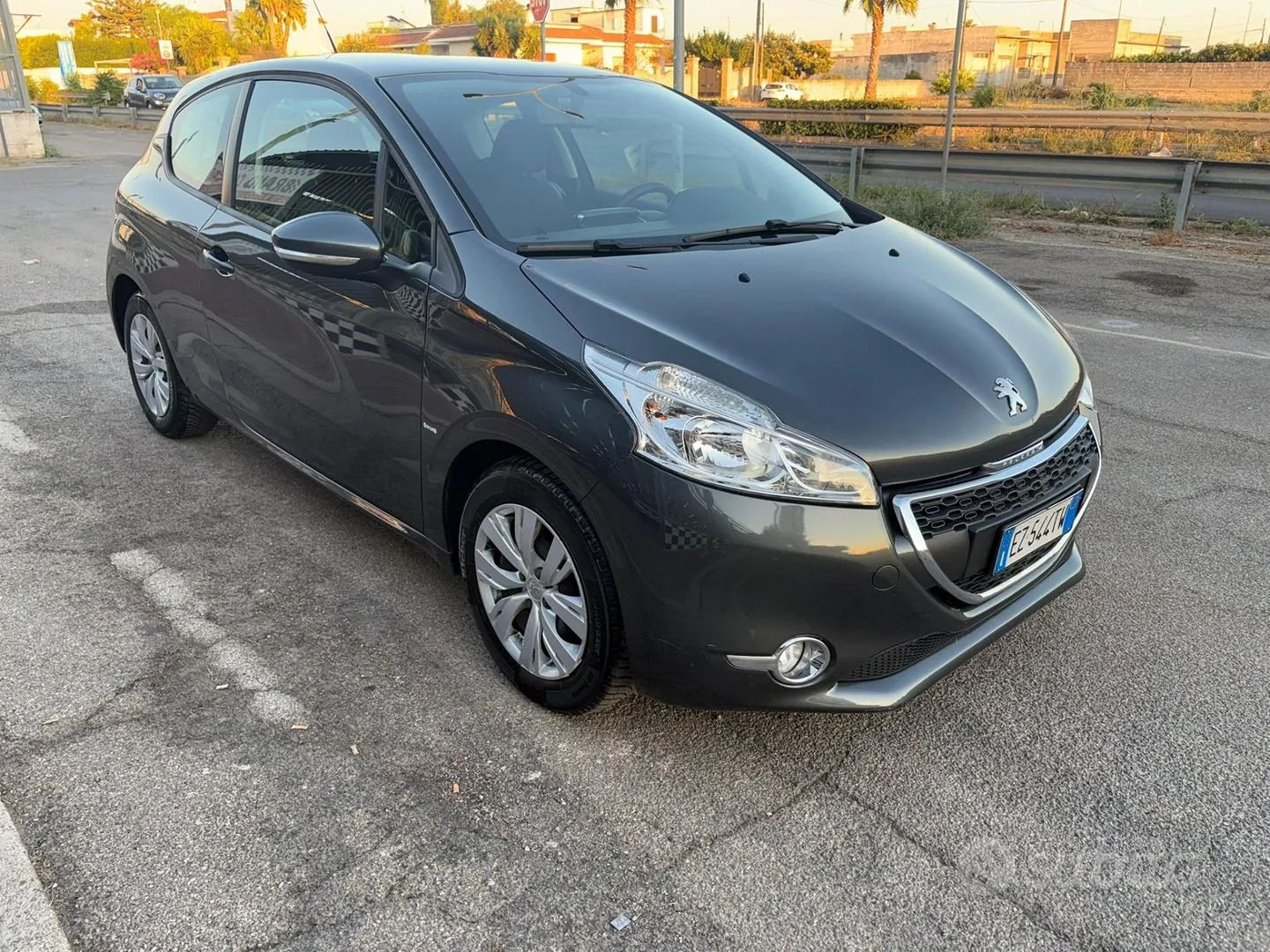 Peugeot 208 2015 photo 3