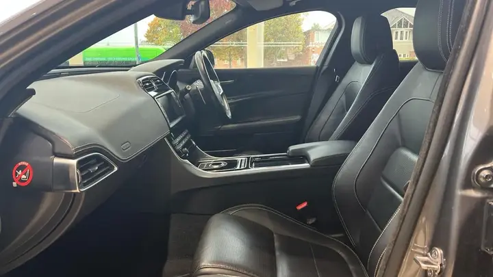 Jaguar Xe 2018 photo 3