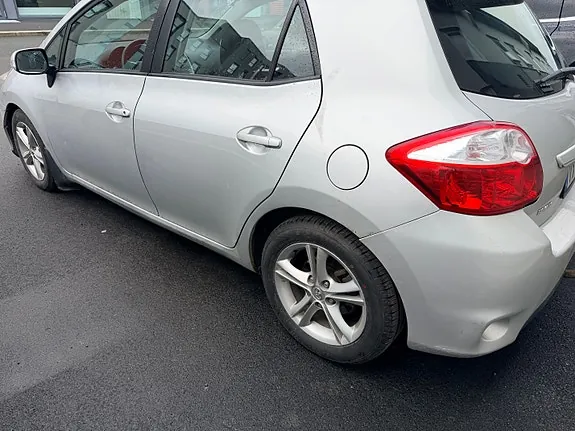 Toyota Auris 2011 photo 2
