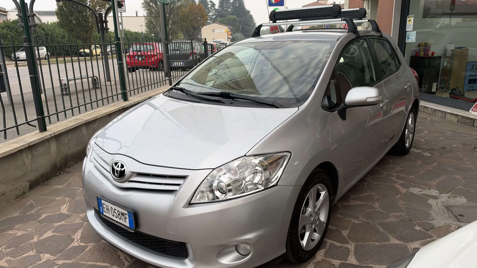Toyota Auris 2011 photo 2