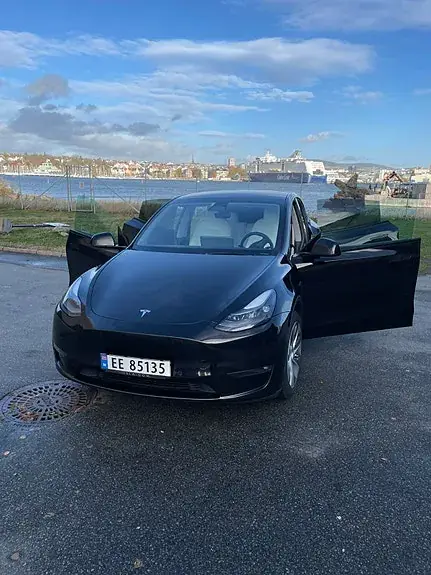 Tesla Model Y 2023 photo 2
