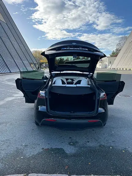 Tesla Model Y 2023 photo 3