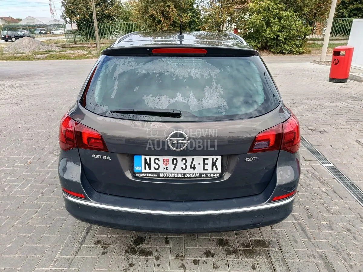 Opel Astra J 2013 photo 3