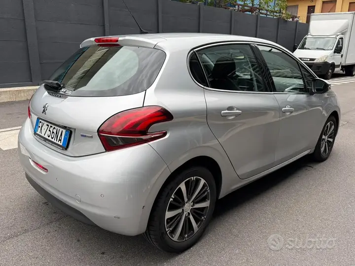 Peugeot 208 2017 photo 3