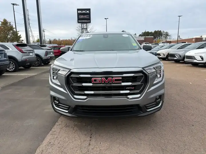 GMC Terrain 2024 photo 2