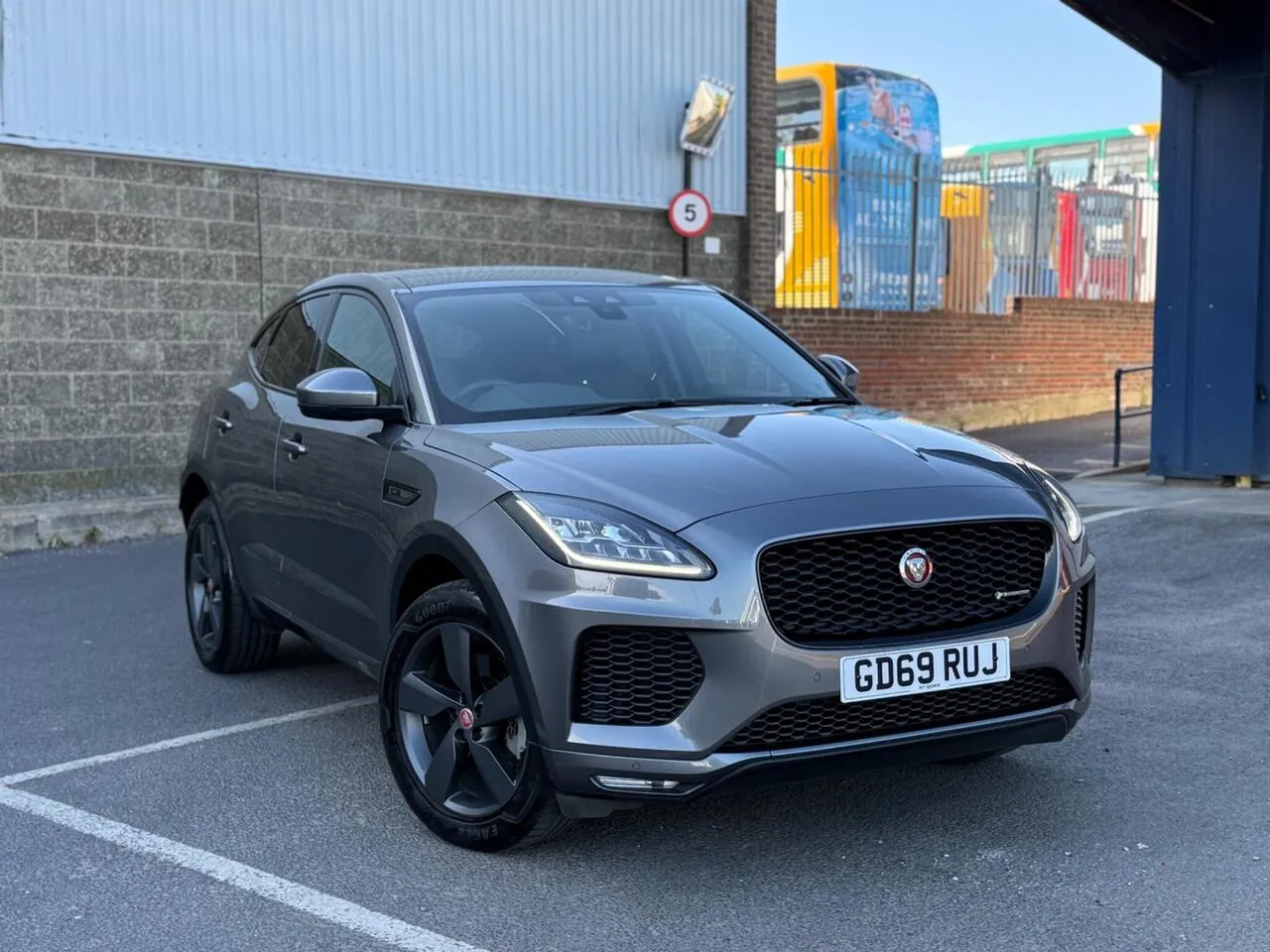 Jaguar E-Pace 2020 photo 2