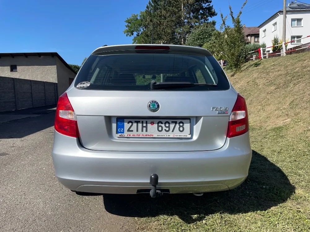 Skoda Fabia 2011 photo 3
