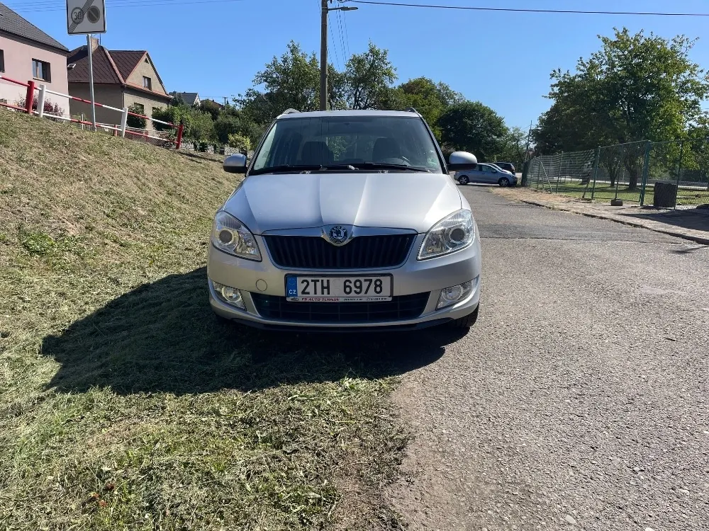 Skoda Fabia 2011 photo 2