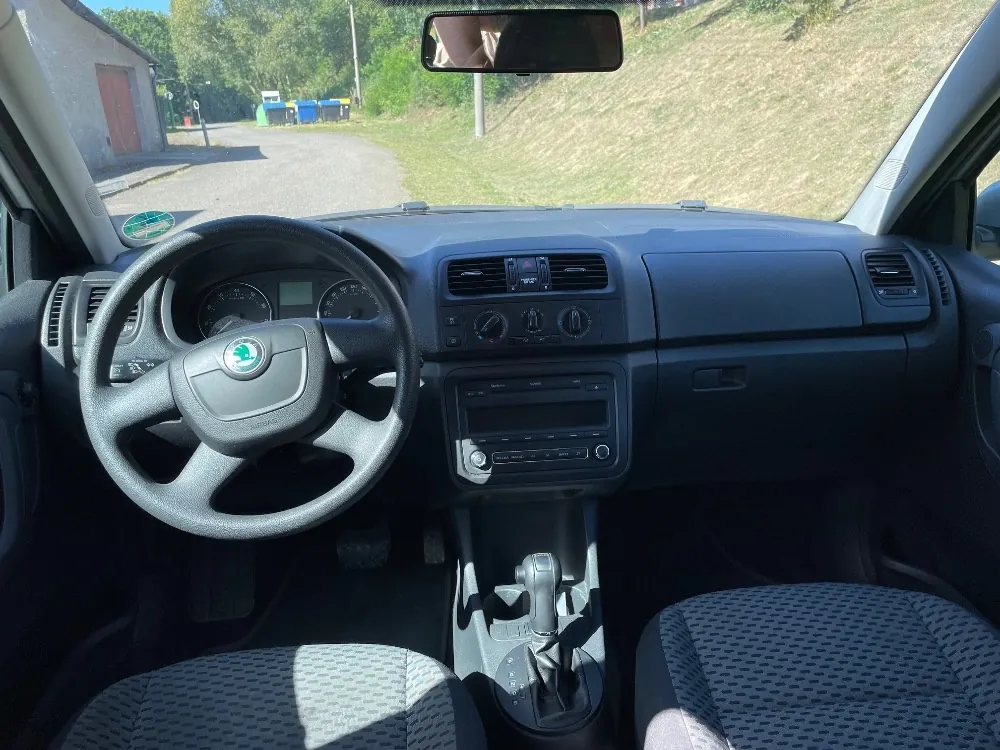 Skoda Fabia 2011 photo 5