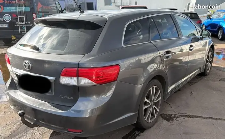 Toyota Avensis 2013 photo 2