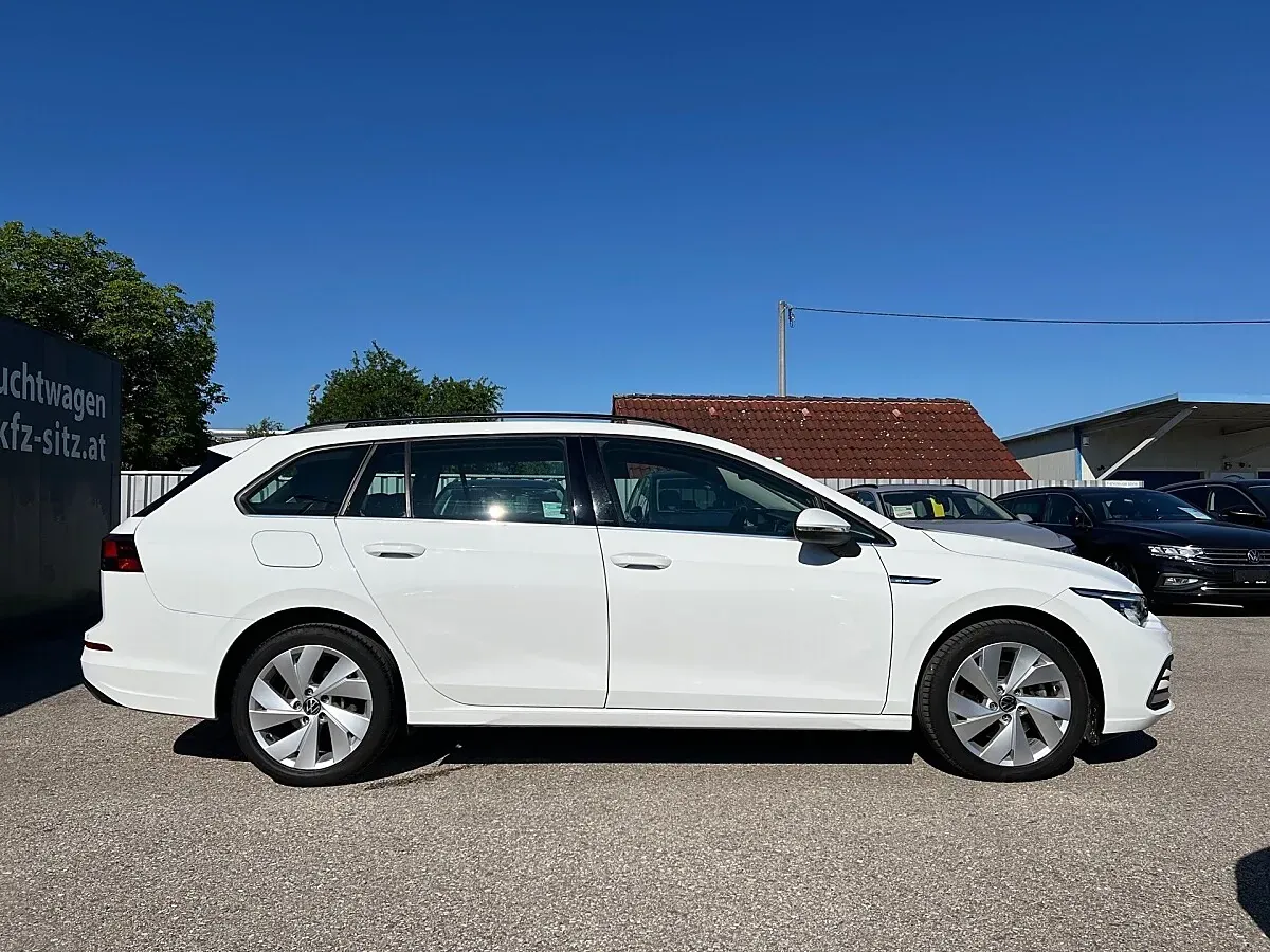Volkswagen Golf 2023 photo 2