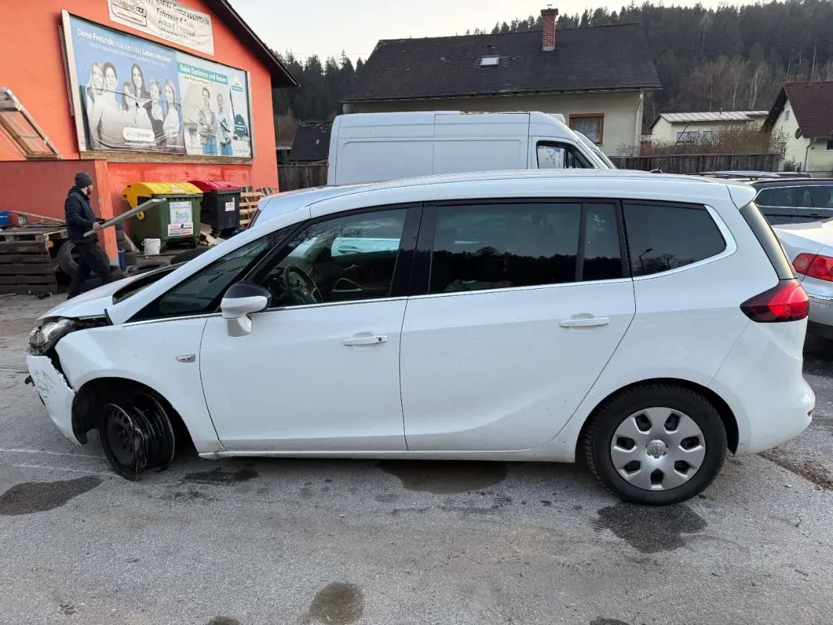 Opel Zafira 2012 photo 2