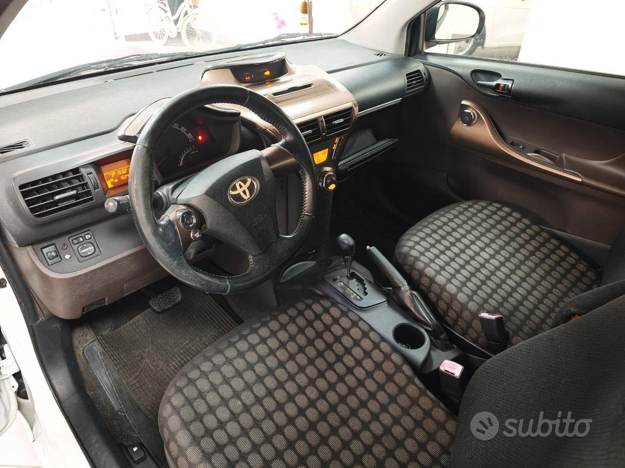 Toyota Iq 2011 photo 2