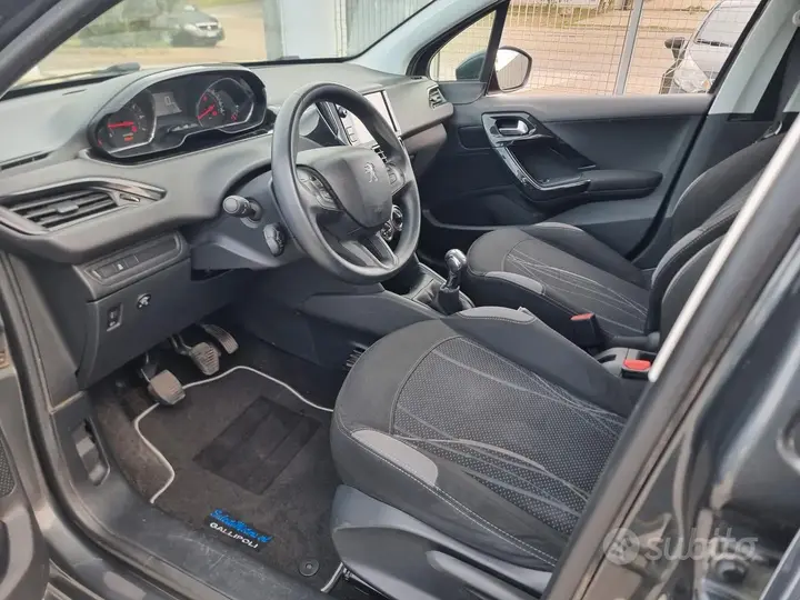 Peugeot 208 2015 photo 3