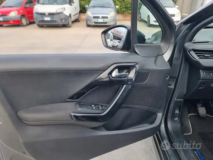 Peugeot 208 2015 photo 4