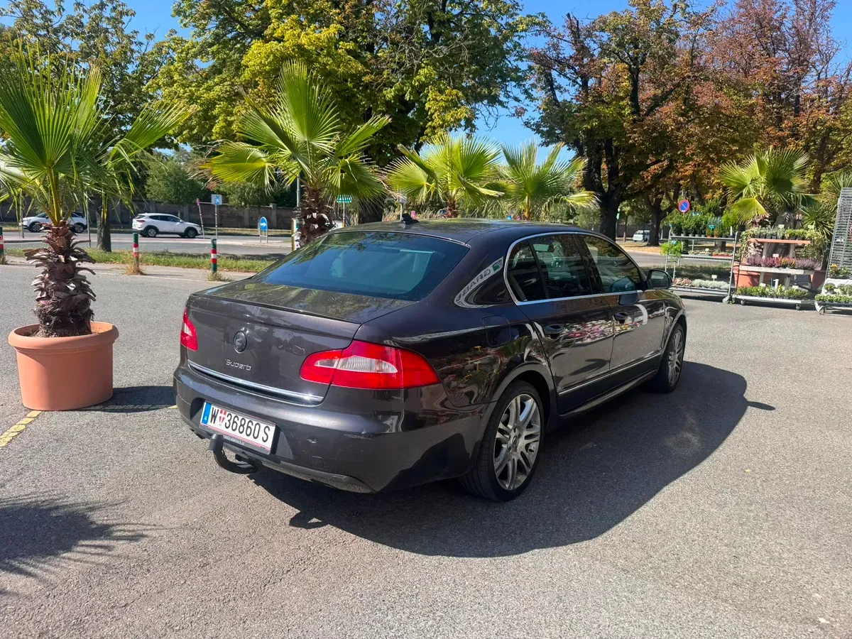 Skoda Superb 2010 photo 2