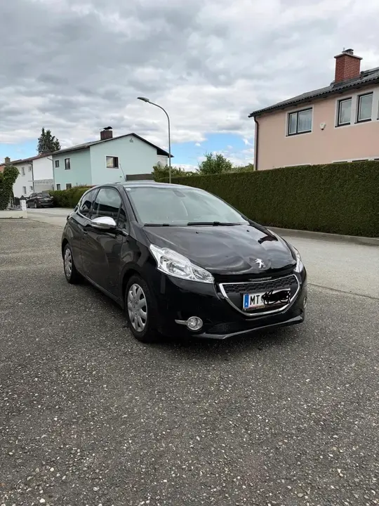 Peugeot 208 2012 photo 2