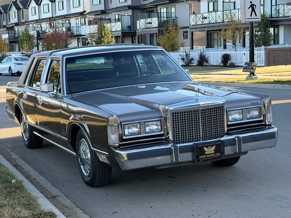 Lincoln Town Car 1985 photo 3