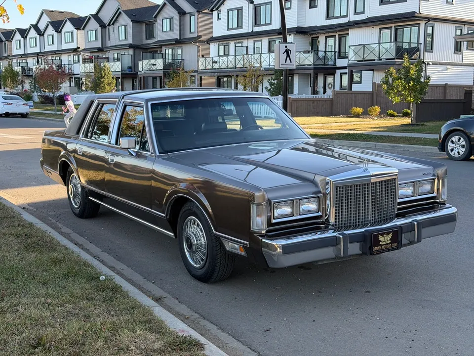 Lincoln Town Car 1985 photo 2