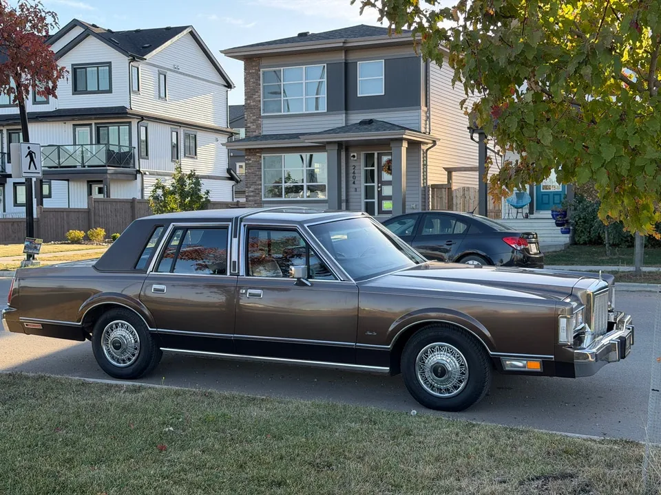 Lincoln Town Car 1985 photo 4