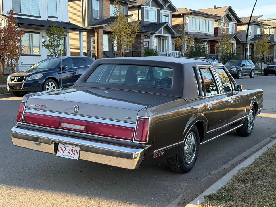 Lincoln Town Car 1985 photo 5