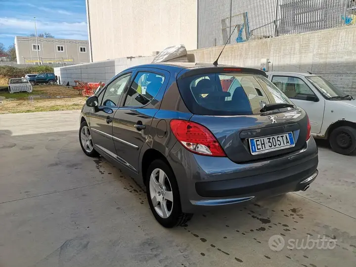 Peugeot 207 2011 photo 3