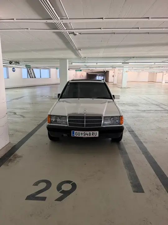 Mercedes-Benz 190 1985 photo 2