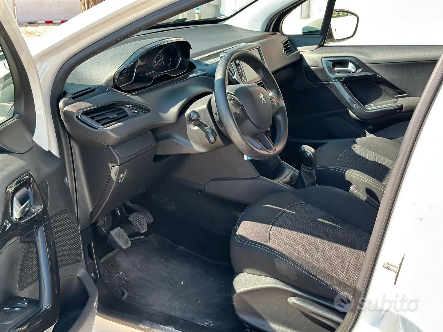 Peugeot 208 2018 photo 3