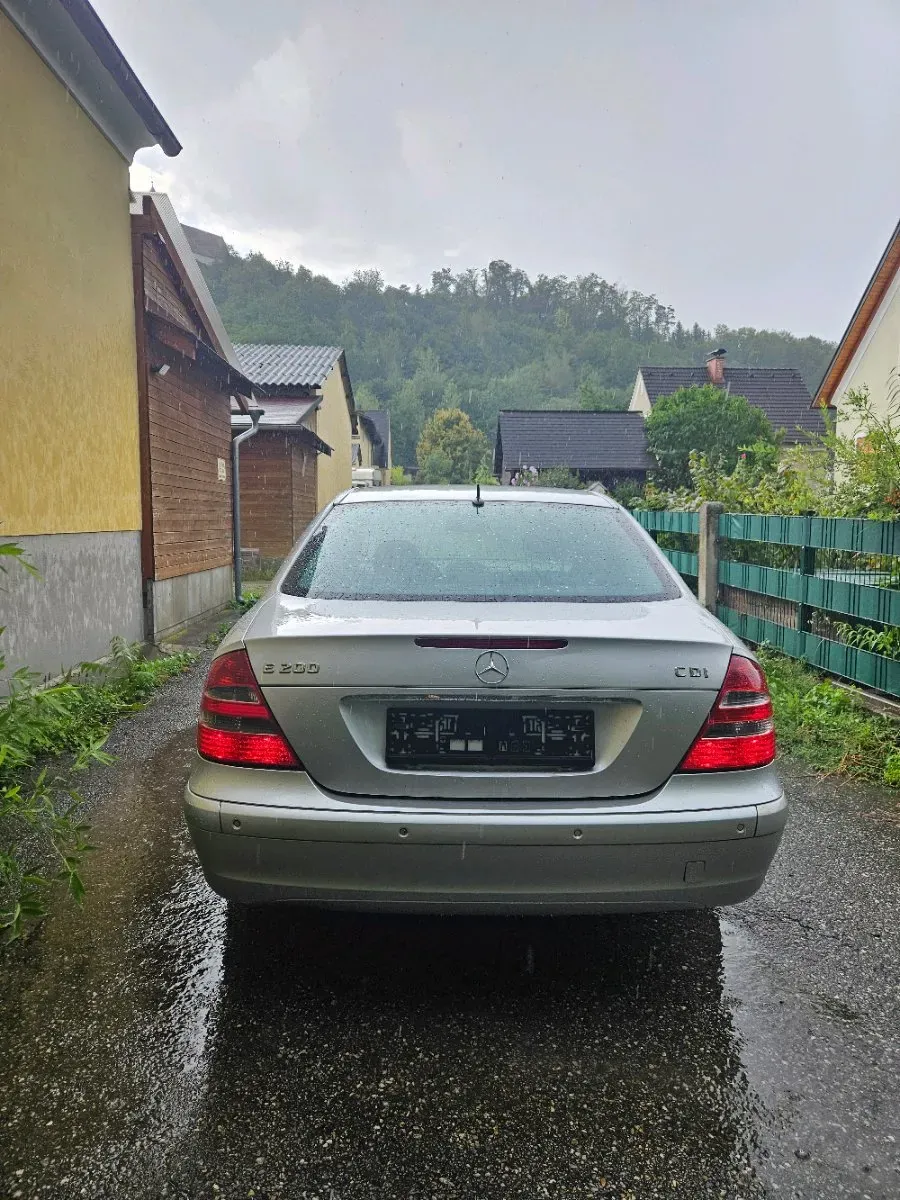 Mercedes-Benz E-Class 2004 photo 3