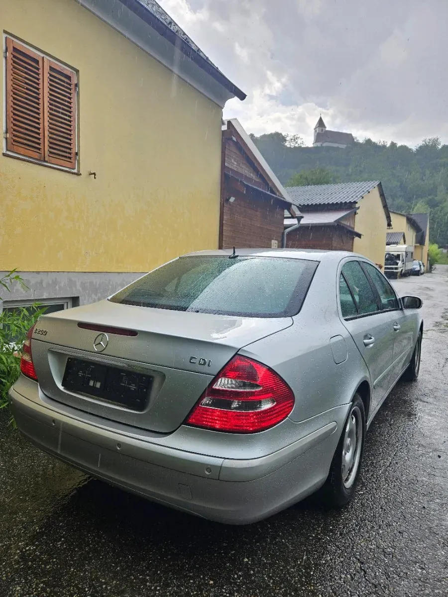 Mercedes-Benz E-Class 2004 photo 2