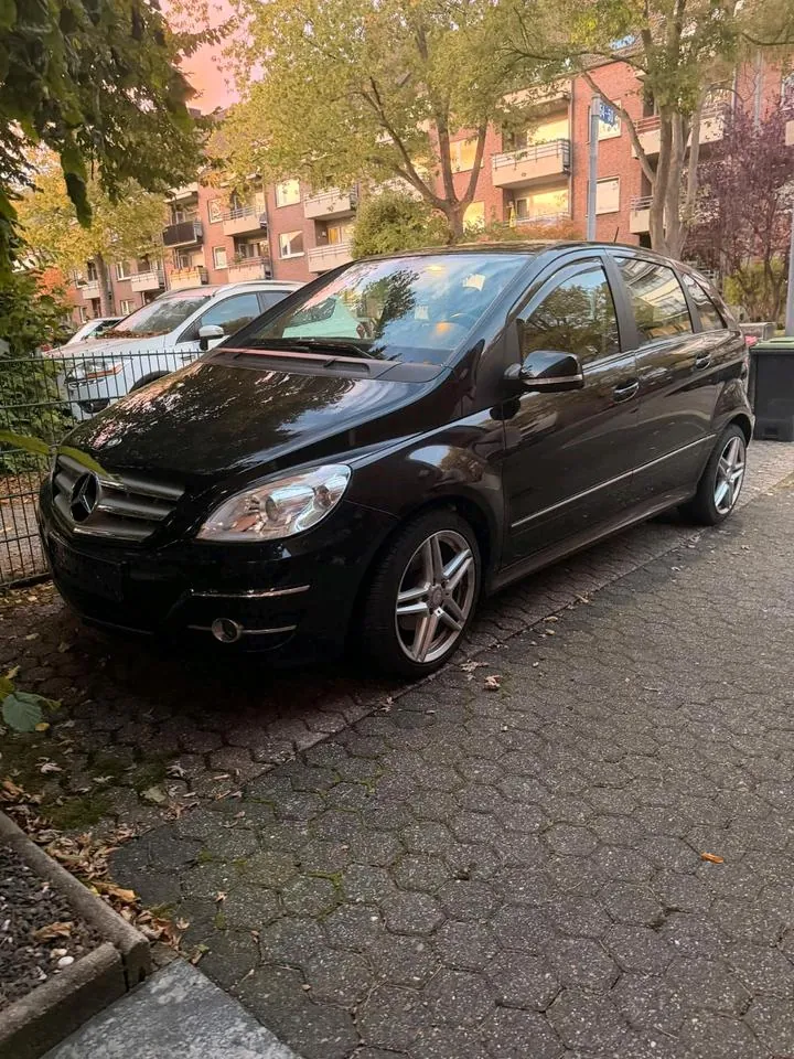 Mercedes-Benz B180