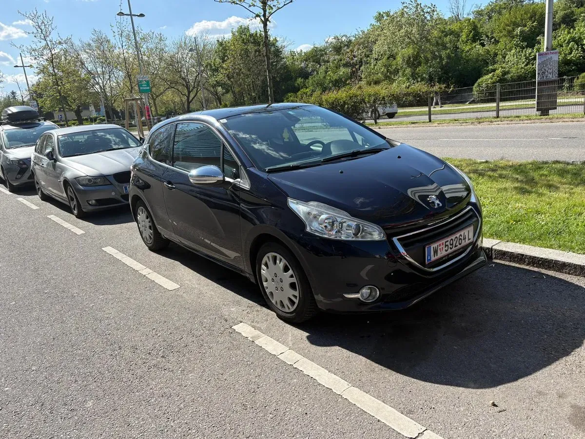 Peugeot 208 2013 photo 2
