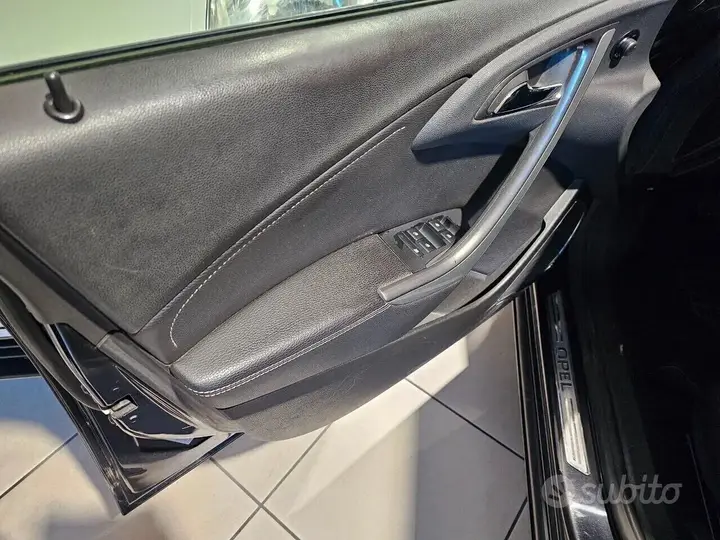 Opel Astra 2011 photo 3