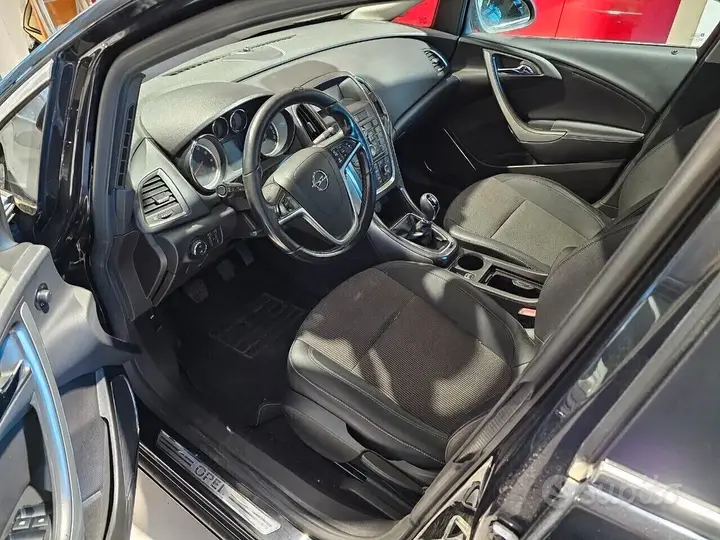 Opel Astra 2011 photo 4