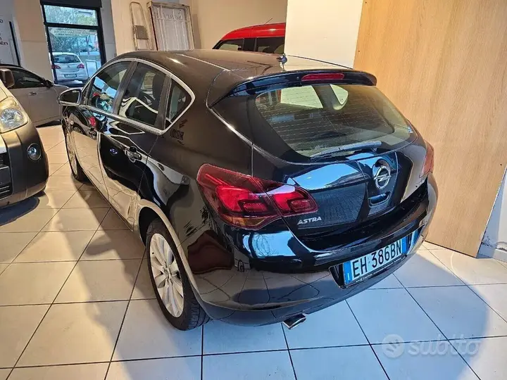 Opel Astra 2011 photo 2
