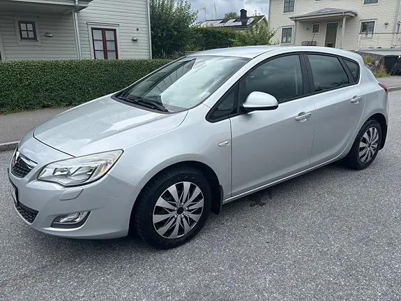 Opel Astra 2012 photo 4