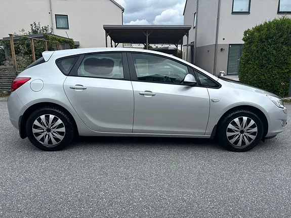 Opel Astra 2012 photo 2