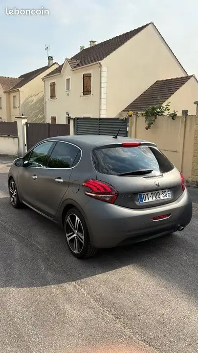 Peugeot 208 2015 photo 2