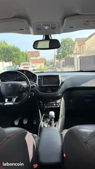 Peugeot 208 2015 photo 3