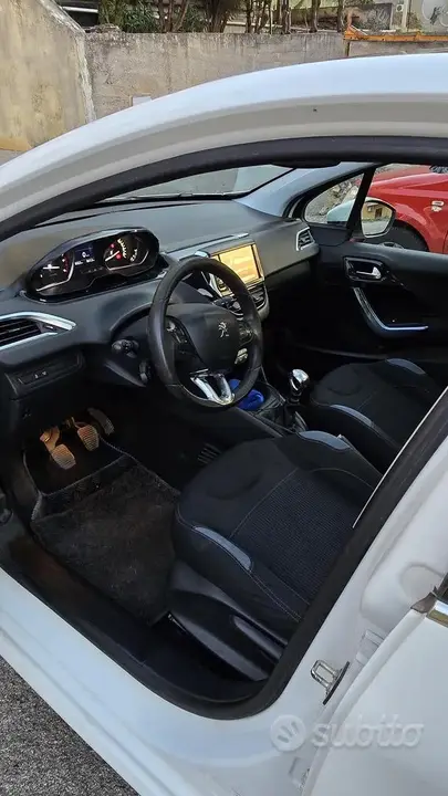 Peugeot 208 2013 photo 4