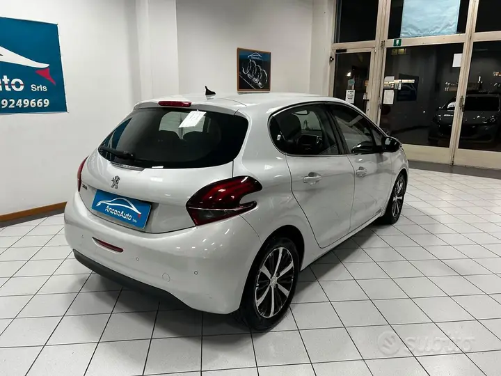 Peugeot 208 2018 photo 3