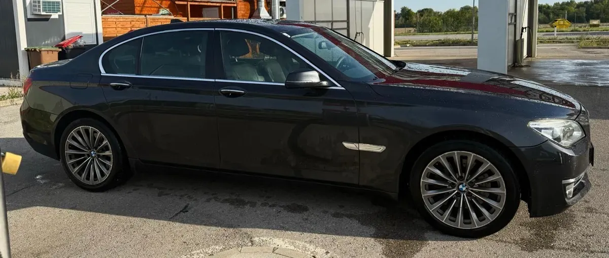 BMW 7 Series 2012 photo 2