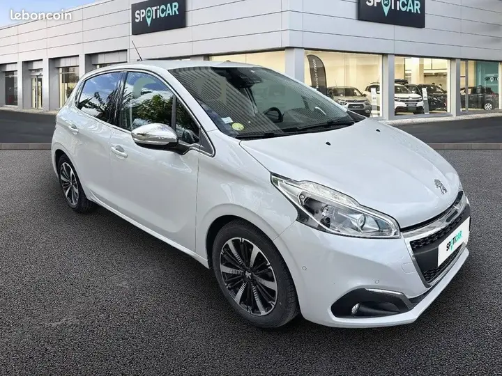 Peugeot 208 2019 photo 3