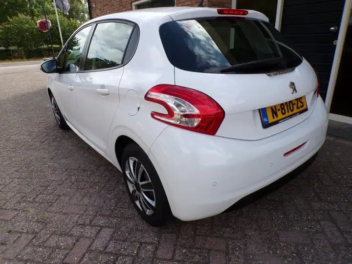 Peugeot 208 2014 photo 3