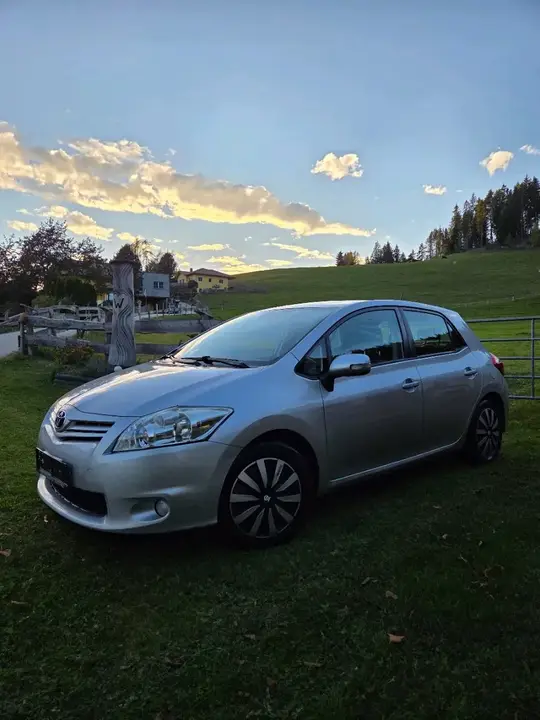 Toyota Auris 2010 photo 2