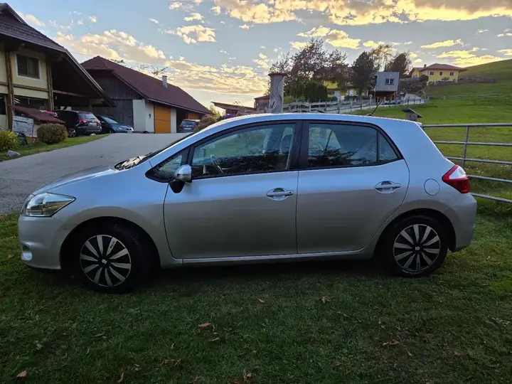 Toyota Auris 2010 photo 3