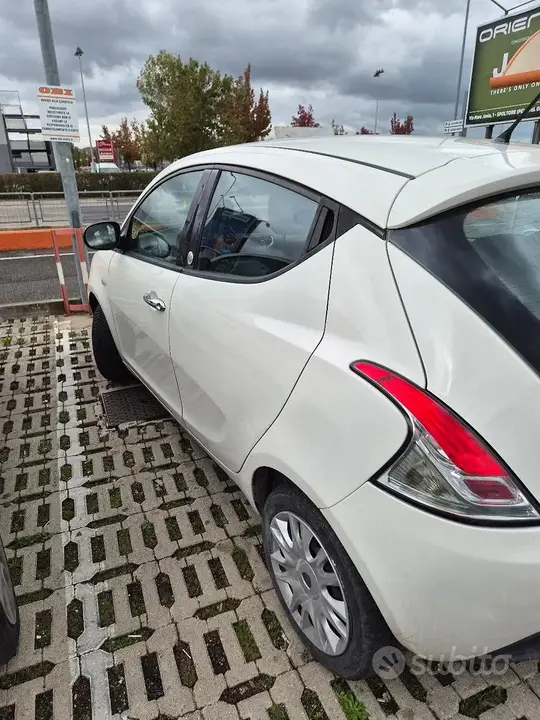 Lancia Ypsilon 2013 photo 2