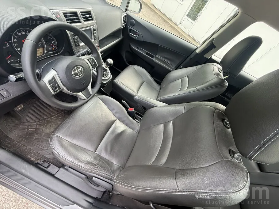 Toyota Verso-S 2012 photo 5