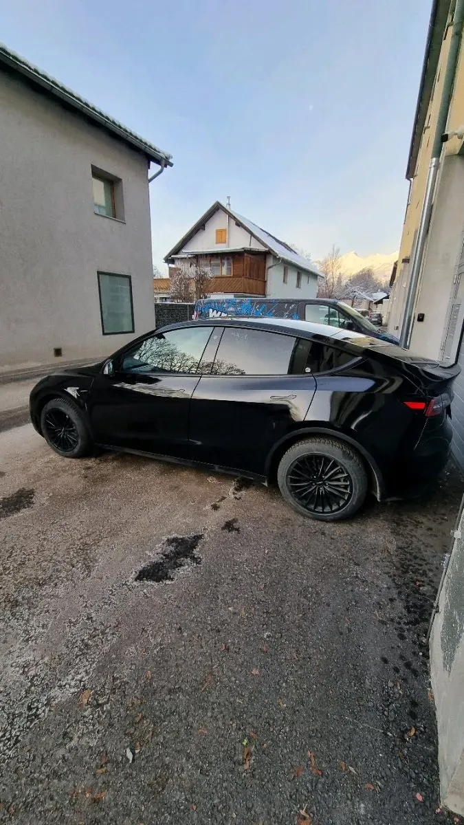 Tesla Model Y 2022 photo 2